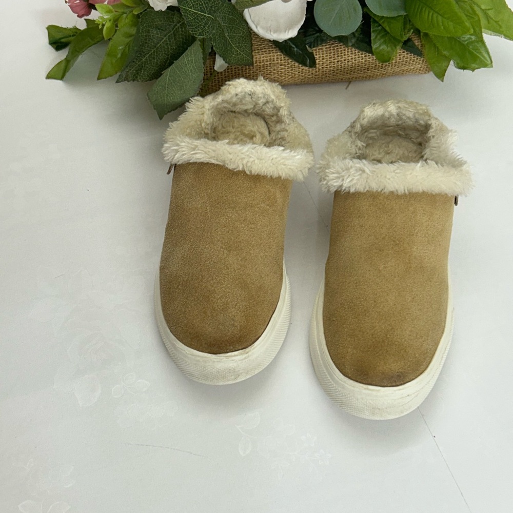 Minnetonka Tan and Cream Women's Slippers